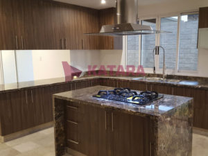 CONSTRUCCION DE CASA EN LOMAS DE ANGELOPOLIS CON ACABADO DE MARMOL EN COCINA